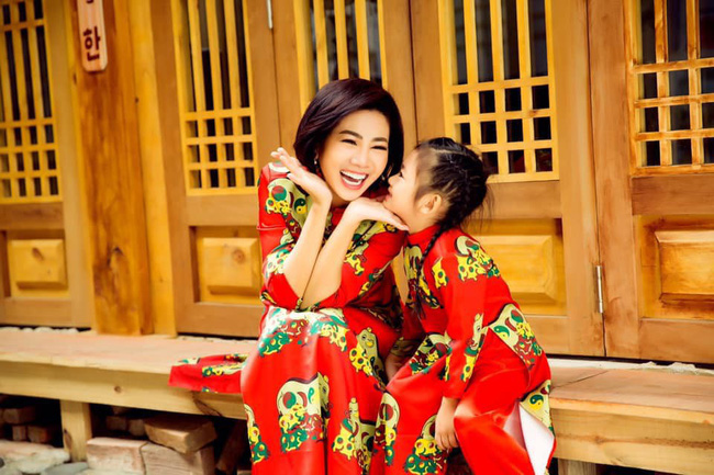 Mai Phương hạnh phúc khoe con gái 5 tuổi đã cực tâm lý, biết tặng hoa trong Ngày của Mẹ