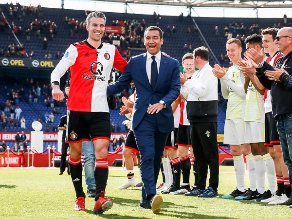 Van Persie giải nghệ sau trận thua 0-2 ngay trên sân nhà