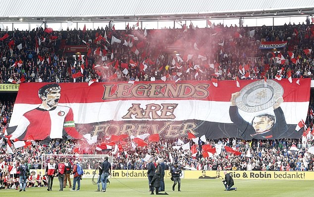 Van Persie giải nghệ sau trận thua 0-2 ngay trên sân nhà