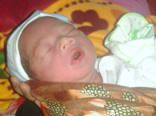 Bé trai còn nguyên dây rốn bị bỏ rơi trước trạm y tế