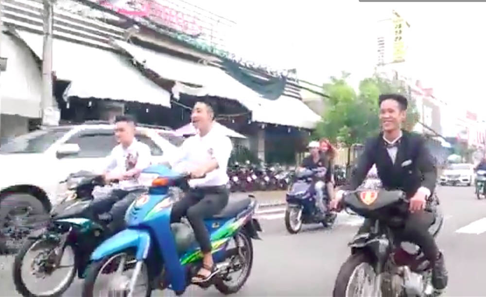 Chú rể dẫn đầu đoàn rước dâu, liên tục bốc đầu xe máy gây bức xúc