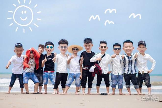 Chụp kỷ yếu nhưng khách chê không rõ mặt, thợ ảnh có tâm photoshop khiến ai nhìn cũng muốn cười banh họng Chụp kỷ yếu nhưng khách chê không rõ mặt, thợ ảnh có tâm photoshop khiến ai nhìn cũng muốn cười banh họng