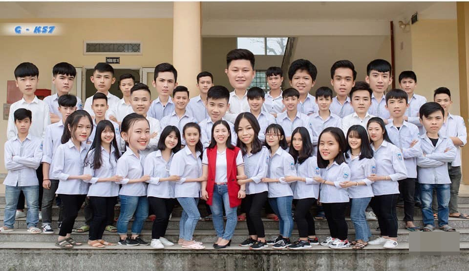 Chụp kỷ yếu nhưng khách chê không rõ mặt, thợ ảnh có tâm photoshop khiến ai nhìn cũng muốn cười banh họng Chụp kỷ yếu nhưng khách chê không rõ mặt, thợ ảnh có tâm photoshop khiến ai nhìn cũng muốn cười banh họng
