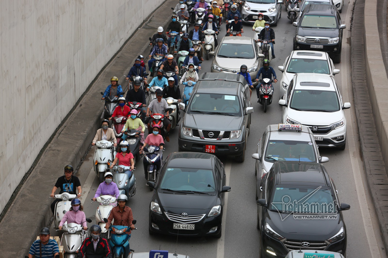 Chui hầm Kim Liên xem xe cộ thi nhau lấn làn, bảo sao cứ tai nạn