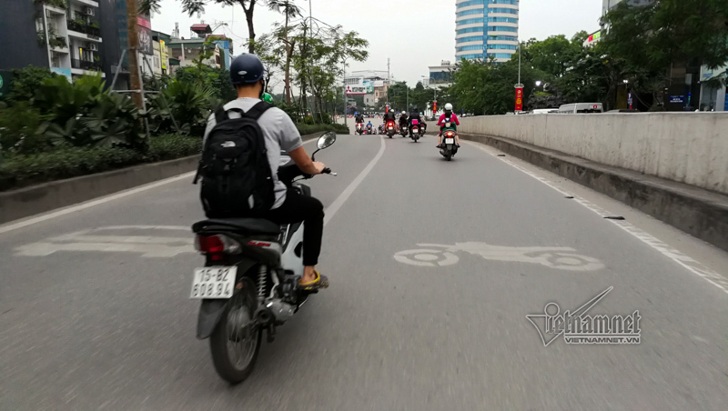 Chui hầm Kim Liên xem xe cộ thi nhau lấn làn, bảo sao cứ tai nạn