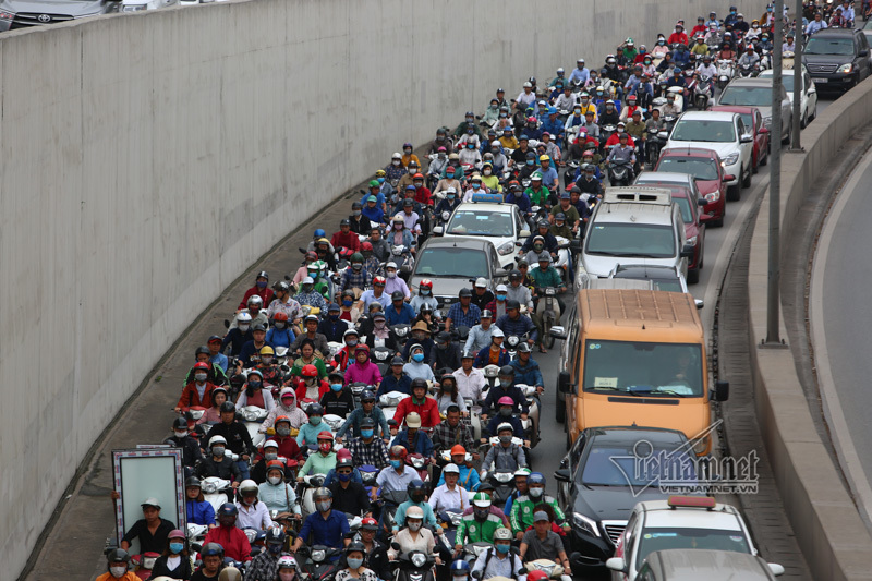 Chui hầm Kim Liên xem xe cộ thi nhau lấn làn, bảo sao cứ tai nạn