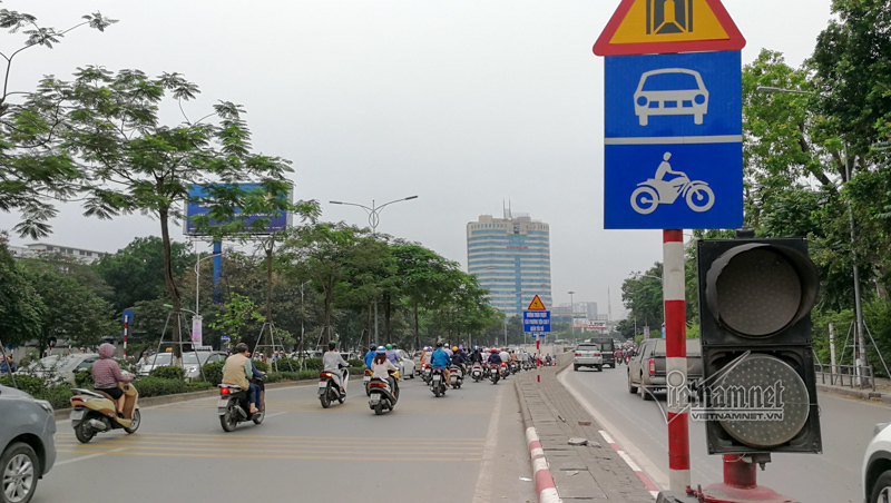 Chui hầm Kim Liên xem xe cộ thi nhau lấn làn, bảo sao cứ tai nạn