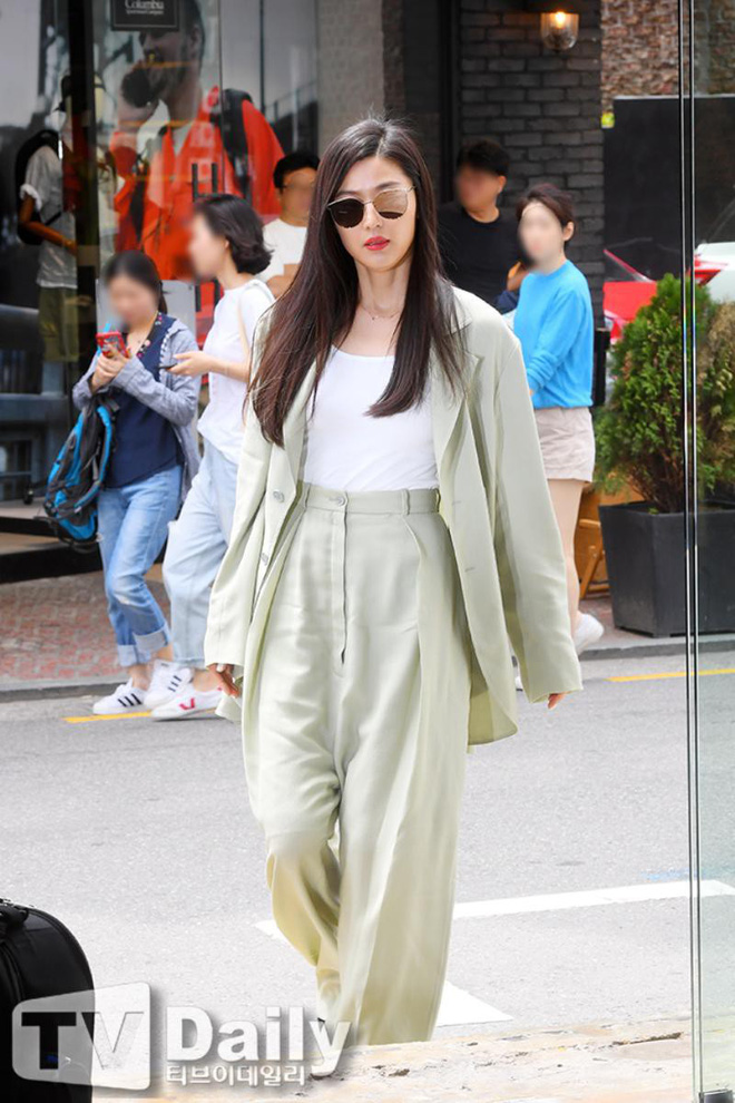 Nhắc đến Jeon Ji Hyun là ta nghĩ tới sự sang chảnh, phần nhiều cũng nhờ 3 tips diện đồ cực dễ áp dụng sau