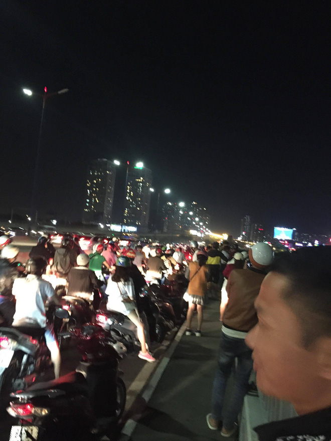 Nam thanh niên gây náo loạn khu vực cầu Sài Gòn vì nửa đêm đu lan can rồi la hét đòi tự tử