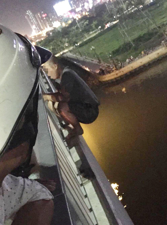 Nam thanh niên gây náo loạn khu vực cầu Sài Gòn vì nửa đêm đu lan can rồi la hét đòi tự tử