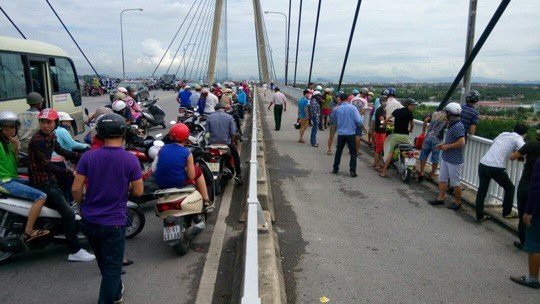 Hải Phòng: Leo lên cầu Bính định tự tử vì cãi nhau với người yêu, nam thanh niên may mắn được CSGT kéo lại