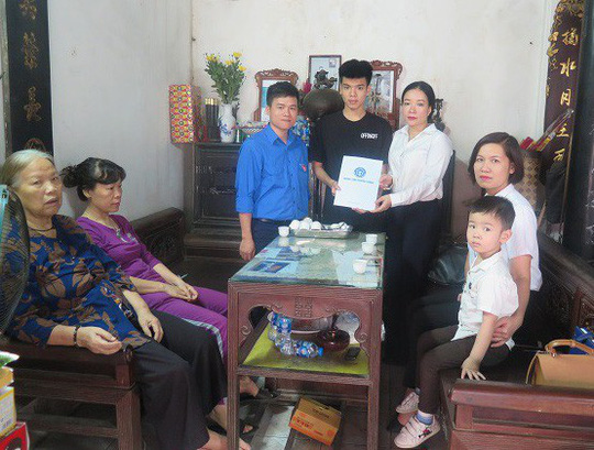 Tặng thẻ BHYT cho con trai nữ công nhân vệ sinh bị xe điên đâm tử vong