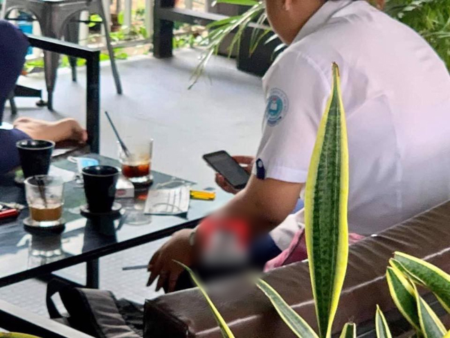 Nhóm nữ sinh cấp 3 mặc đồng phục vào quán cafe phì phèo thuốc lá khiến nhiều phụ huynh phải giật mình