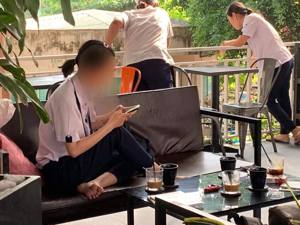 Nhóm nữ sinh cấp 3 mặc đồng phục vào quán cafe phì phèo thuốc lá khiến nhiều phụ huynh phải giật mình
