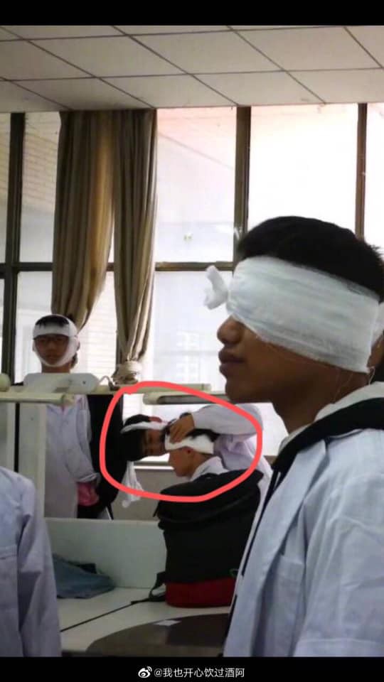 Dở khóc dở cười cảnh sinh viên trường Y xếp hàng quấn băng cho nhau, hở chỗ nào là quấn chỗ đấy!