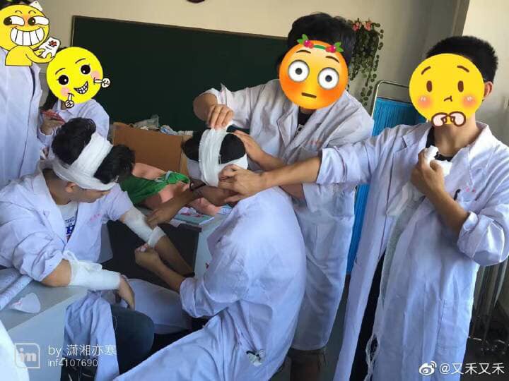 Dở khóc dở cười cảnh sinh viên trường Y xếp hàng quấn băng cho nhau, hở chỗ nào là quấn chỗ đấy!