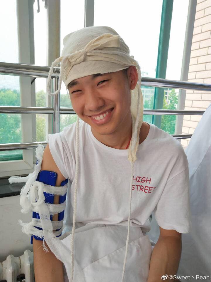 Dở khóc dở cười cảnh sinh viên trường Y xếp hàng quấn băng cho nhau, hở chỗ nào là quấn chỗ đấy!