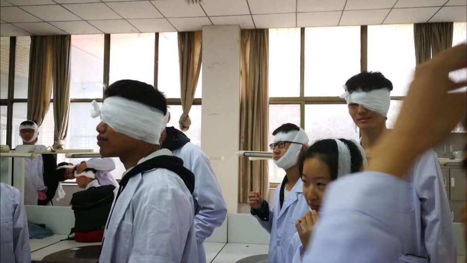 Dở khóc dở cười cảnh sinh viên trường Y xếp hàng quấn băng cho nhau, hở chỗ nào là quấn chỗ đấy!