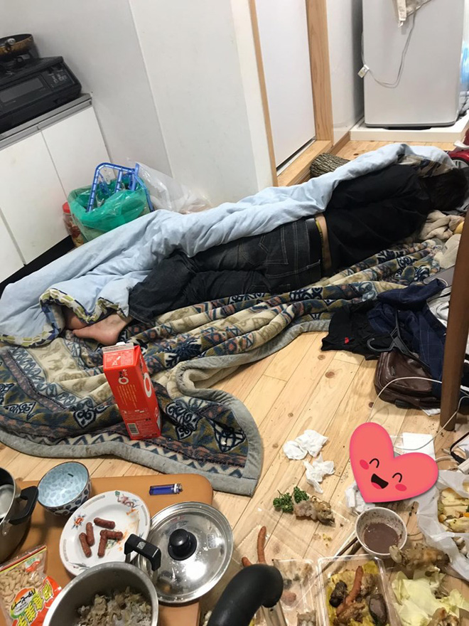 Tấm ảnh chàng trai ngủ giữa đống đồ đạc cùng thức ăn thừa ngổn ngang khiến dân mạng choáng váng, lời giải thích phía sau càng gây bất ngờ