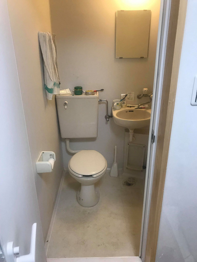 Tấm ảnh chàng trai ngủ giữa đống đồ đạc cùng thức ăn thừa ngổn ngang khiến dân mạng choáng váng, lời giải thích phía sau càng gây bất ngờ Tấm ảnh chàng trai ngủ giữa đống đồ đạc cùng thức ăn thừa ngổn ngang khiến dân mạng choáng váng, lời giải thích phía sau càng gây bất ngờ