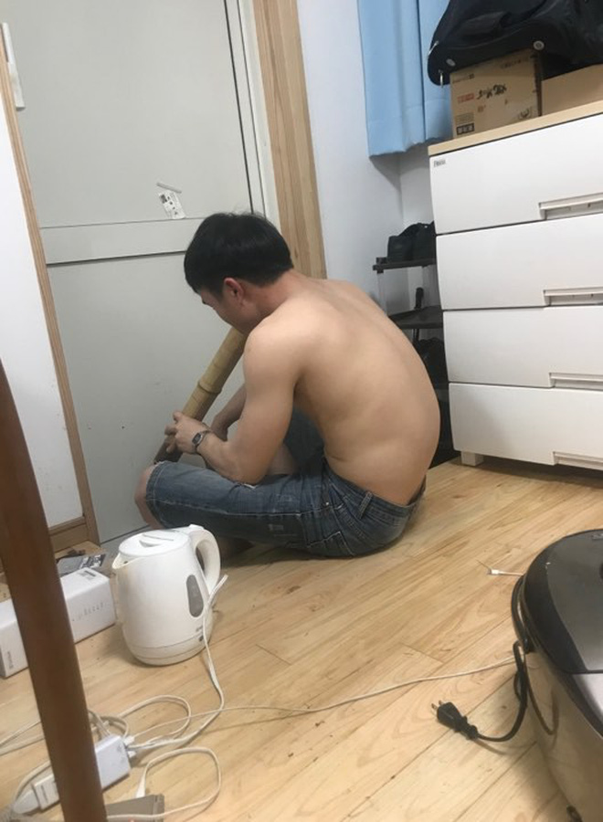 Tấm ảnh chàng trai ngủ giữa đống đồ đạc cùng thức ăn thừa ngổn ngang khiến dân mạng choáng váng, lời giải thích phía sau càng gây bất ngờ Tấm ảnh chàng trai ngủ giữa đống đồ đạc cùng thức ăn thừa ngổn ngang khiến dân mạng choáng váng, lời giải thích phía sau càng gây bất ngờ