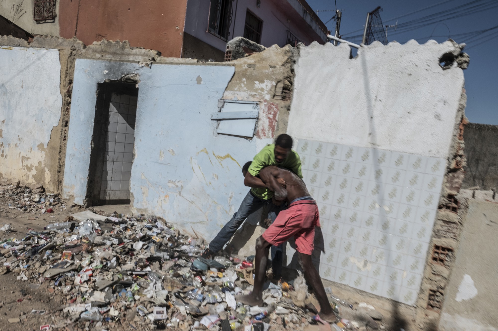 Mặt tối cuộc sống mang tên 6 de Maio: Những gì diễn ra bên trong khu phố nguy hiểm bậc nhất Bồ Đào Nha