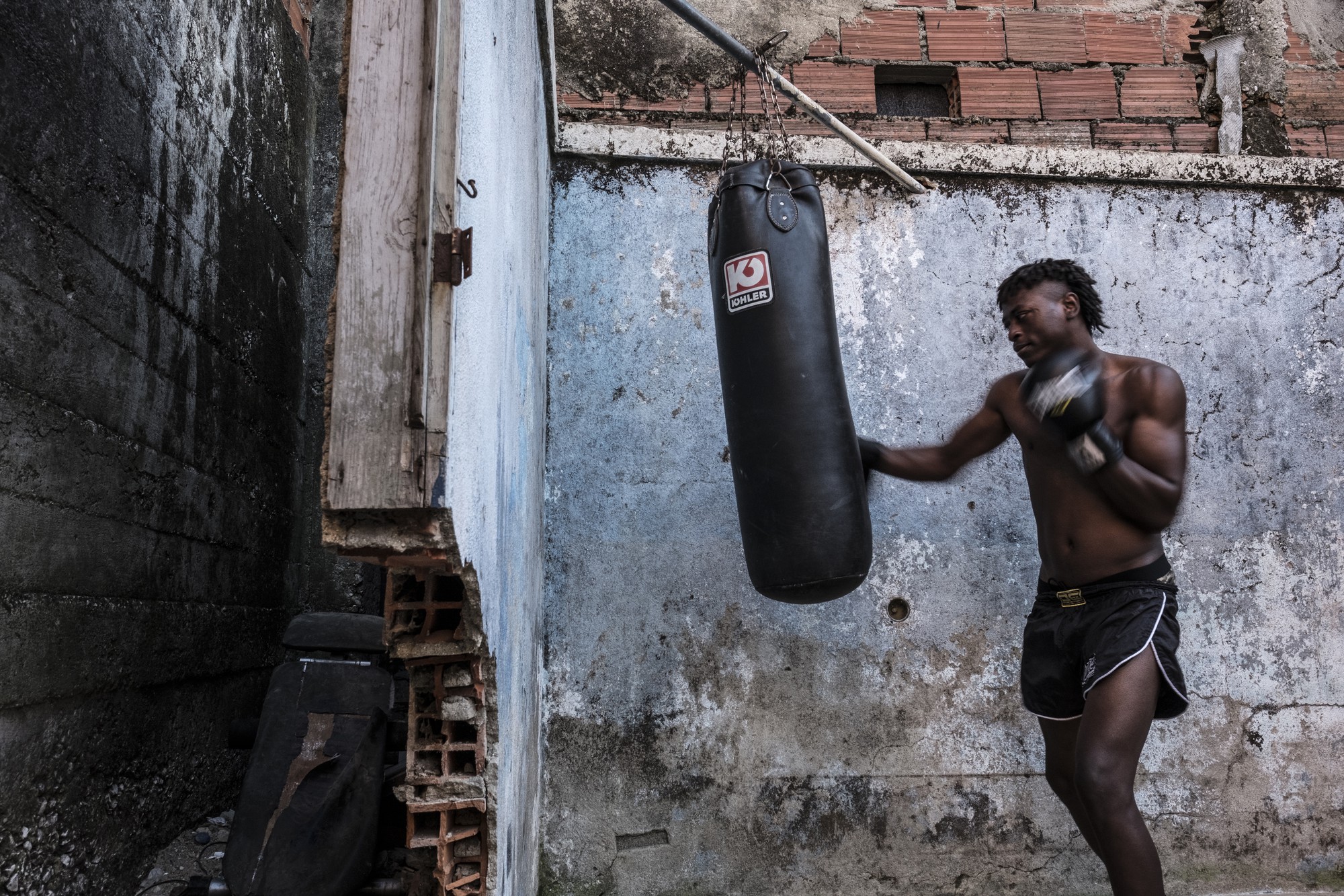 Mặt tối cuộc sống mang tên 6 de Maio: Những gì diễn ra bên trong khu phố nguy hiểm bậc nhất Bồ Đào Nha