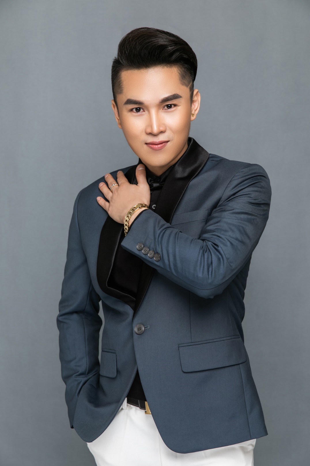 Hát bài mới ra tựa đề Xa em, ca sỹ Du Thiên bị nhóm khán giả lao vào hành hung tại hội chợ vì cho rằng đạo nhạc