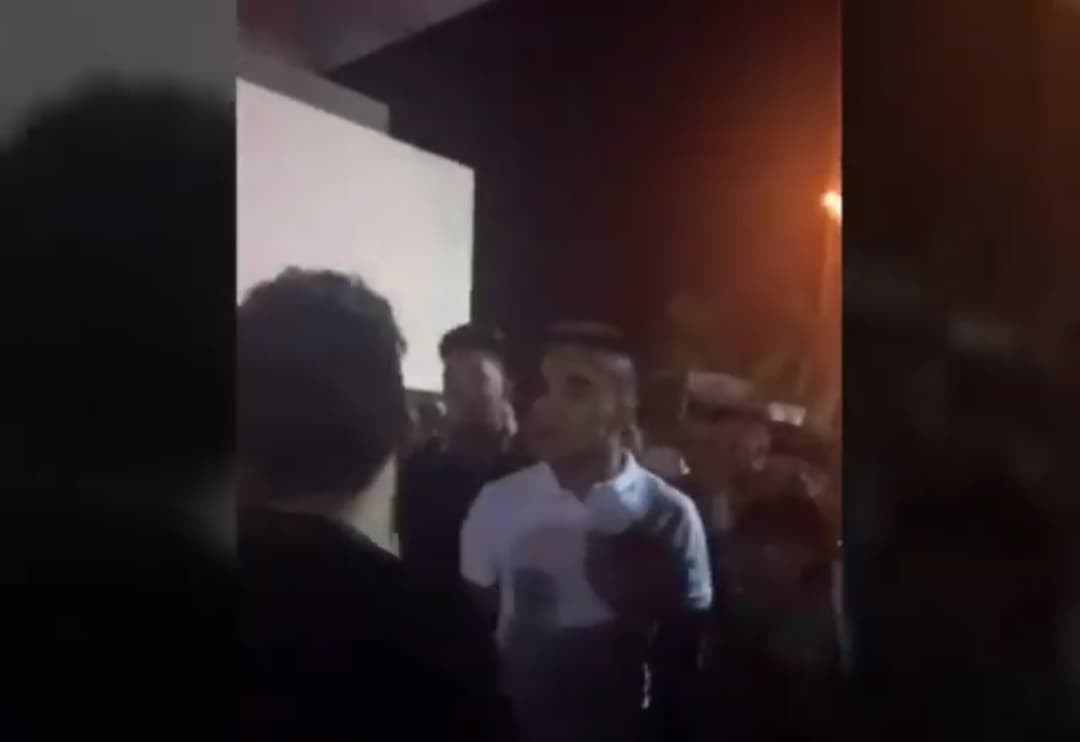 Hát bài mới ra tựa đề Xa em, ca sỹ Du Thiên bị nhóm khán giả lao vào hành hung tại hội chợ vì cho rằng đạo nhạc