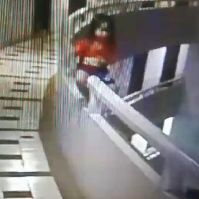 Đi du lịch cùng bố, bé gái 5 tuổi nguy kịch khi rơi xuống từ tầng 12 nhưng hình ảnh qua camera mới tiết lộ sự thật rùng mình