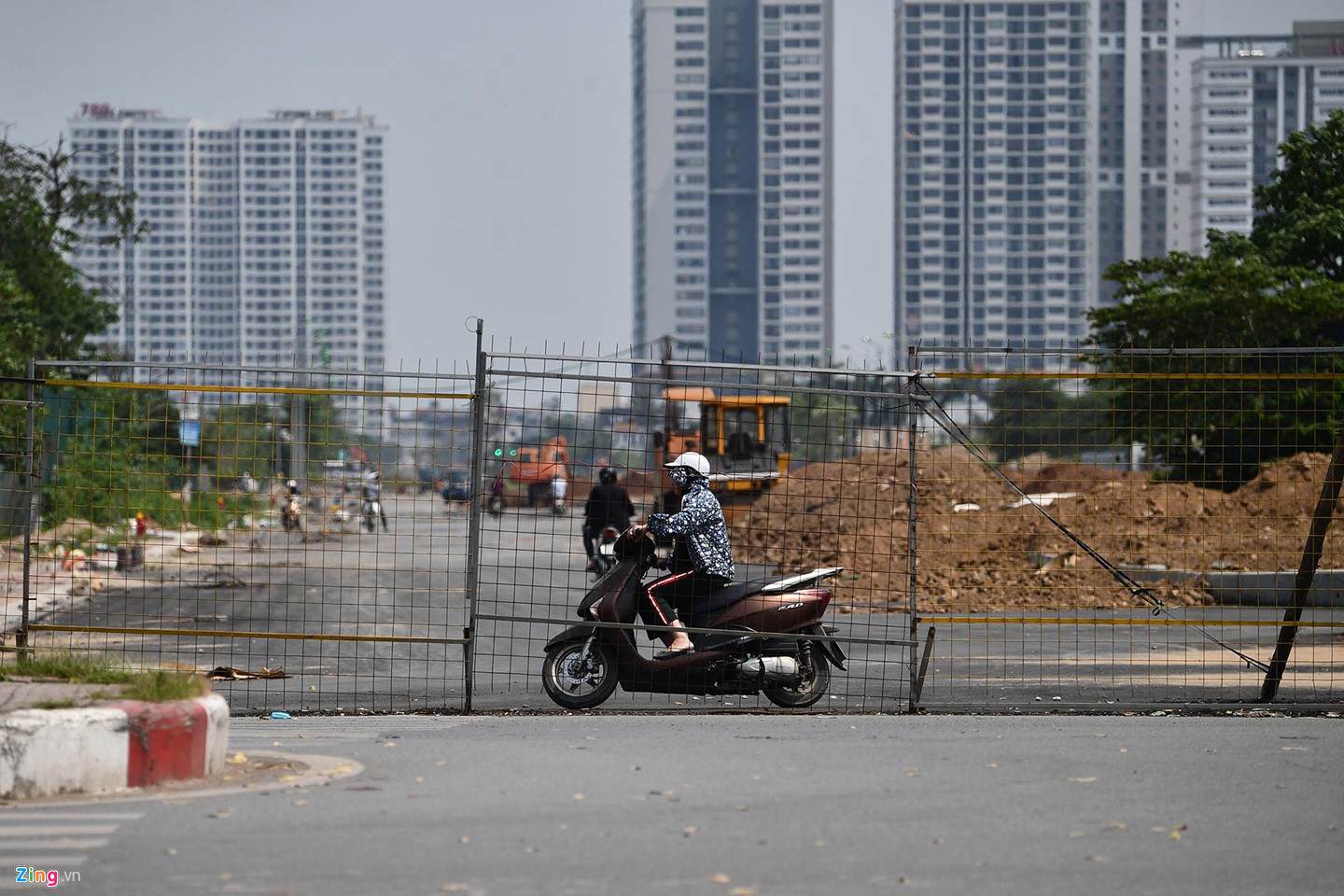 Tuyến đường thi công chậm hơn rùa bò qua khu đô thị Tây Hồ Tây