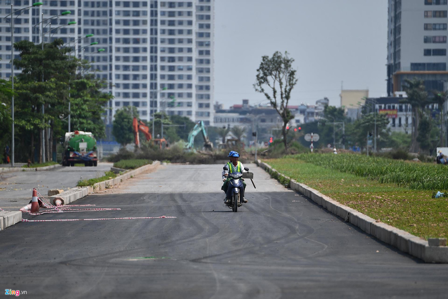 Tuyến đường thi công chậm hơn rùa bò qua khu đô thị Tây Hồ Tây