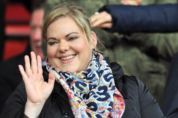 Các ông chủ CLB bóng đá Anh kiếm tiền tỷ USD như thế nào