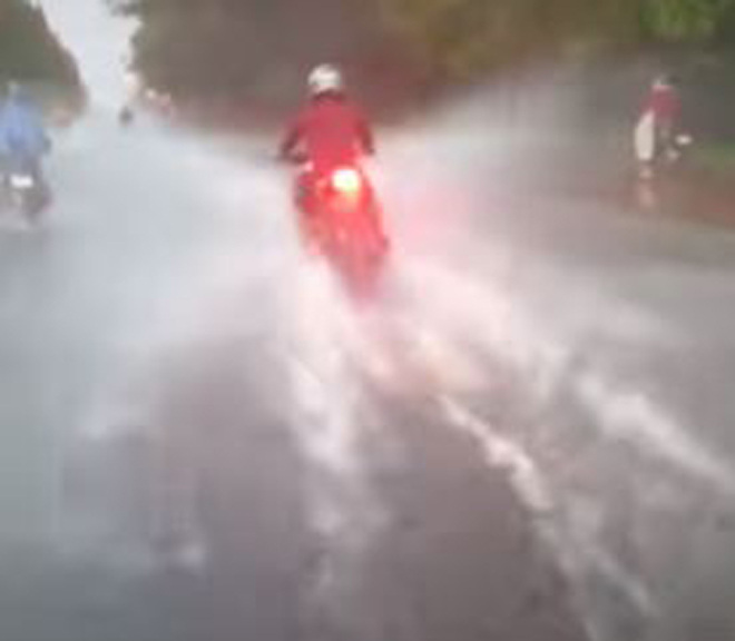 Video: Màn rẽ sóng của thanh niên đi mô tô khiến nhiều người phẫn nộ