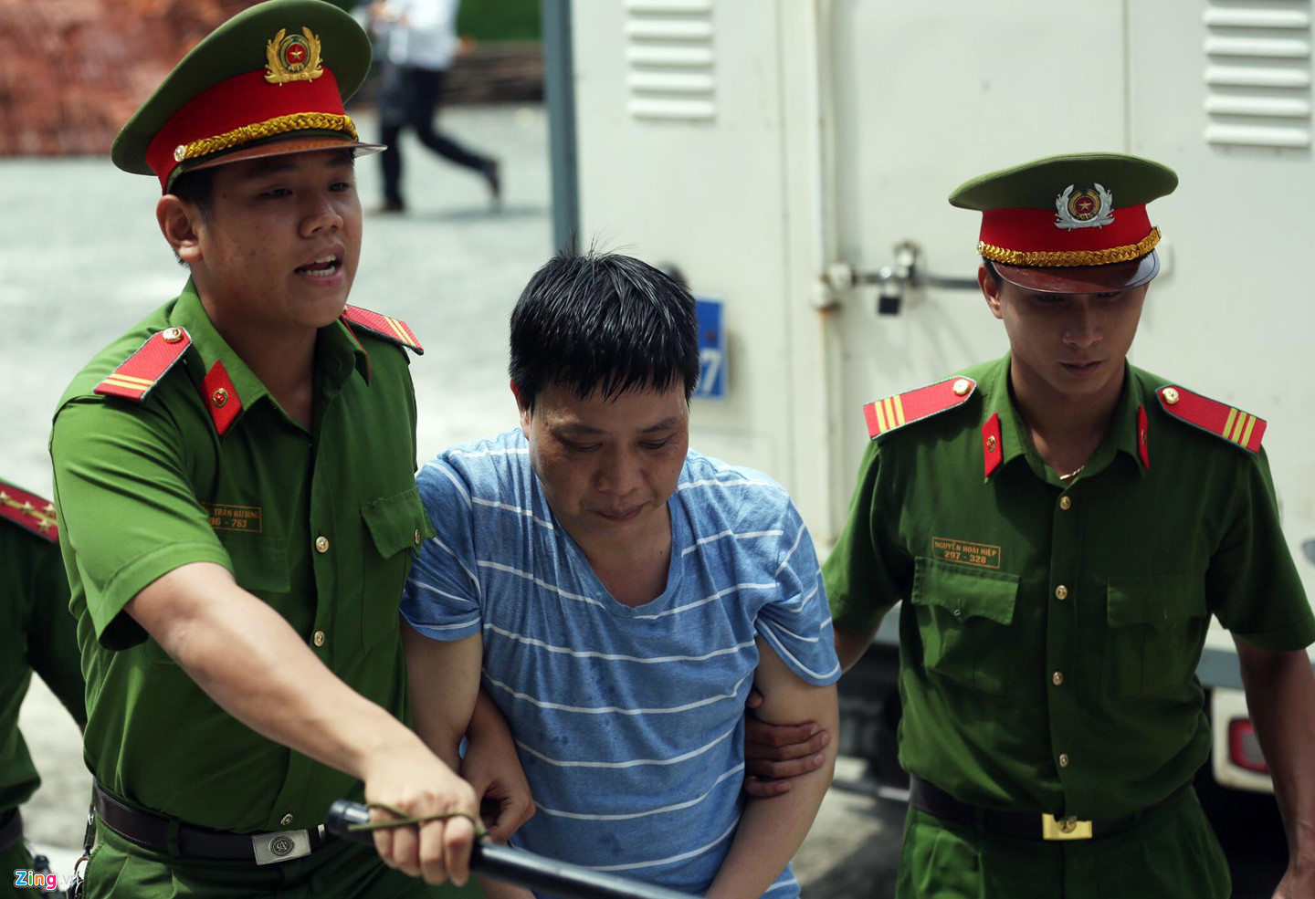 Hàng trăm người đến dự phiên xử Ngọc Miu, Văn Kính Dương