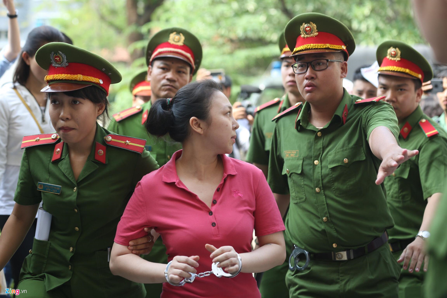 Hàng trăm người đến dự phiên xử Ngọc Miu, Văn Kính Dương