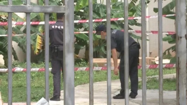 Bi kịch gia đình: Thanh niên 19 tuổi tấn công nữ lao công nhưng vô tình đâm vào người bố, sau đó nhảy lầu tự tử Bi kịch gia đình: Thanh niên 19 tuổi tấn công nữ lao công nhưng vô tình đâm vào người bố, sau đó nhảy lầu tự tử