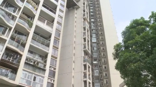 Bi kịch gia đình: Thanh niên 19 tuổi tấn công nữ lao công nhưng vô tình đâm vào người bố, sau đó nhảy lầu tự tử