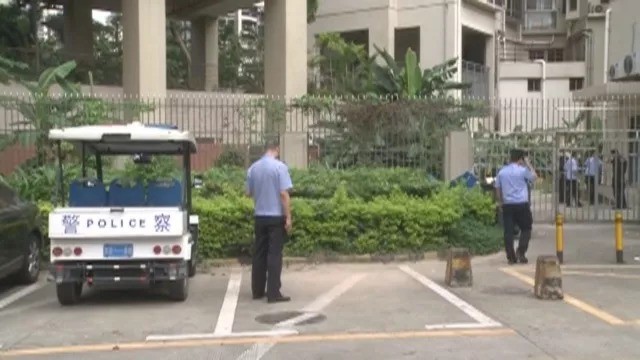 Bi kịch gia đình: Thanh niên 19 tuổi tấn công nữ lao công nhưng vô tình đâm vào người bố, sau đó nhảy lầu tự tử Bi kịch gia đình: Thanh niên 19 tuổi tấn công nữ lao công nhưng vô tình đâm vào người bố, sau đó nhảy lầu tự tử