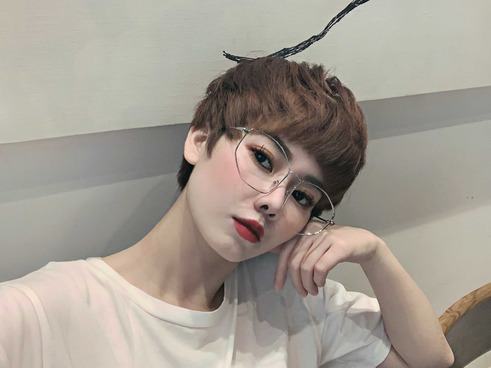 Thì ra Decao còn có 1 cô em họ chất lừ từ gu thời trang đến mái tóc ngắn hút nhầm cả giới nữ