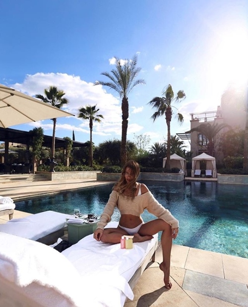 Áo thun + quần bơi: Sự kết hợp kín đáo nhưng vẫn đẹp