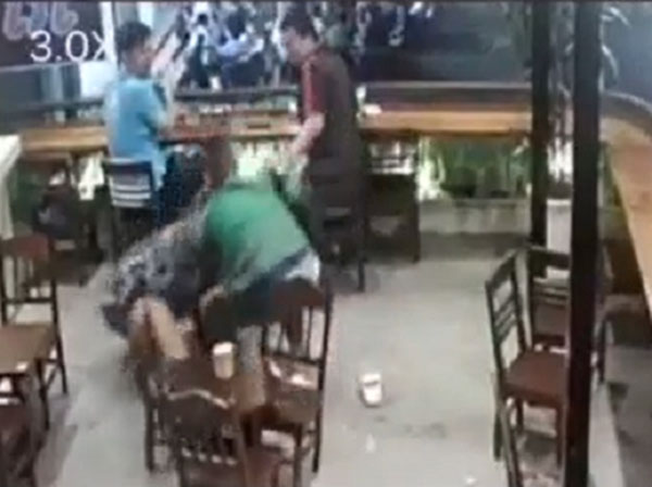 Phẫn nộ: Nam thanh niên túm tóc, tát tới tấp, đạp ngã cô gái đang mang bầu ngay tại quán cafe