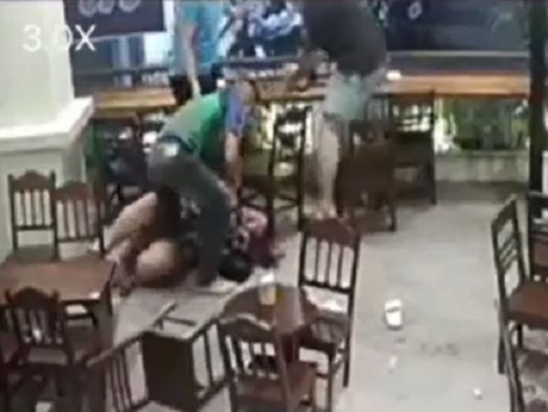 Phẫn nộ: Nam thanh niên túm tóc, tát tới tấp, đạp ngã cô gái đang mang bầu ngay tại quán cafe