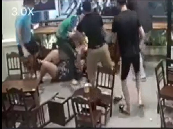 Phẫn nộ: Nam thanh niên túm tóc, tát tới tấp, đạp ngã cô gái đang mang bầu ngay tại quán cafe