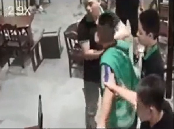 Phẫn nộ: Nam thanh niên túm tóc, tát tới tấp, đạp ngã cô gái đang mang bầu ngay tại quán cafe