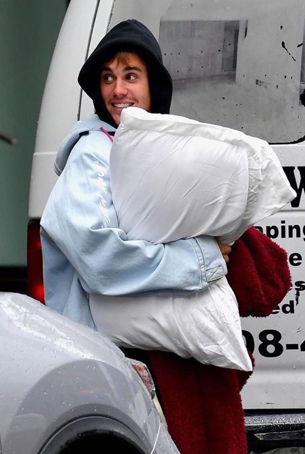 Justin Bieber ôm chăn gối ra đường cùng vợ
