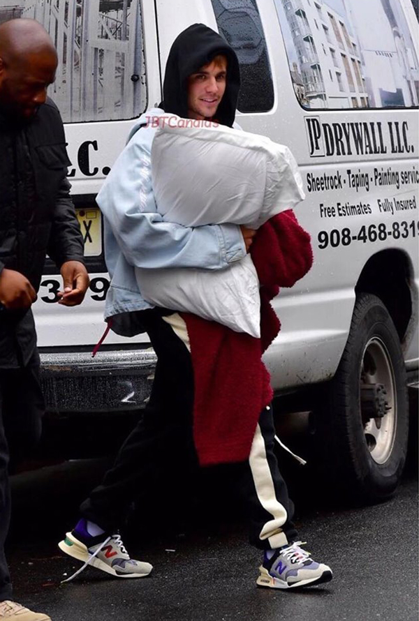 Justin Bieber ôm chăn gối ra đường cùng vợ