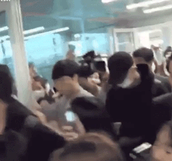 Chanyeol (EXO) bị fan xô đẩy và thúc cùi chỏ vào sườn, Sehun e sợ trước tình trạng hỗn loạn mất kiểm soát tại sân bay