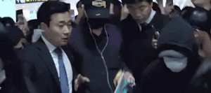 Chanyeol (EXO) bị fan xô đẩy và thúc cùi chỏ vào sườn, Sehun e sợ trước tình trạng hỗn loạn mất kiểm soát tại sân bay