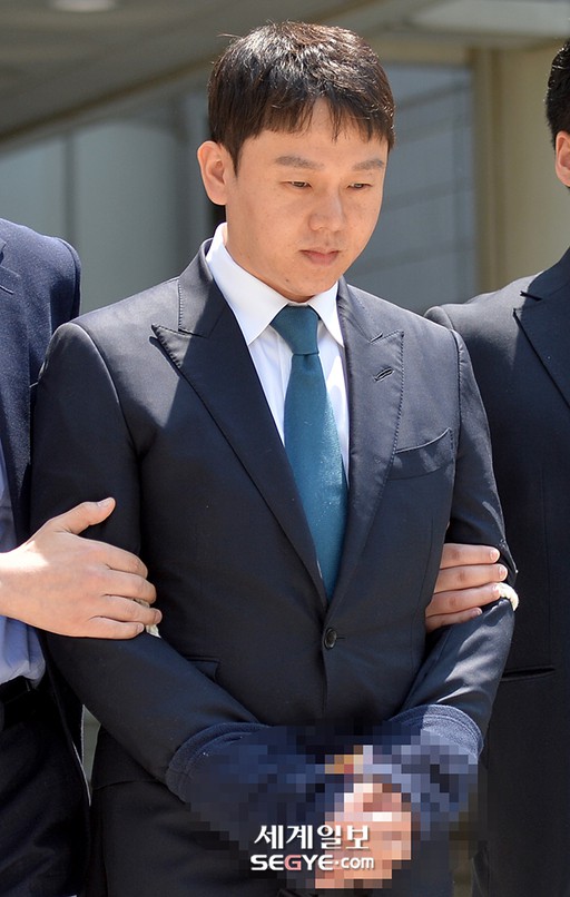 NÓNG: Seungri chính thức bị còng tay và trói chặt bằng dây thừng, chồng nữ diễn viên Park Han Byul lộ mặt